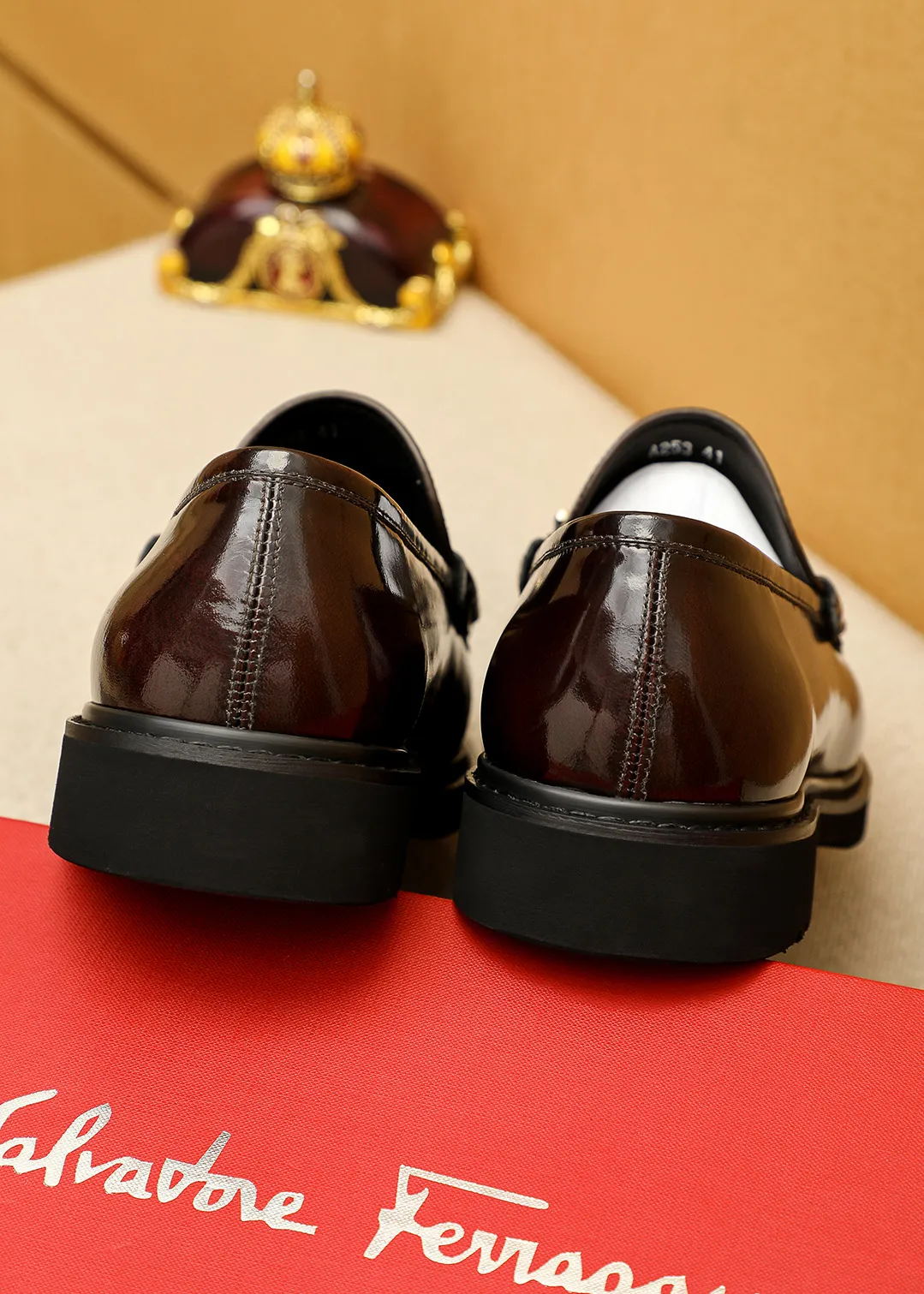 Men's shoes 💰520 💐 Product trademark: Ferragamo "Ferragamo" casual leather shoes Regular size: 38-44 (45.46🉑️customized) Product materials: Selected imported first-layer open-edge beaded cowhide leather upper + original hardware buckle, imported water-dyed cowhide leather lining. Strong three-dimensional visual effect, original outsole color: 1⃣️color optional